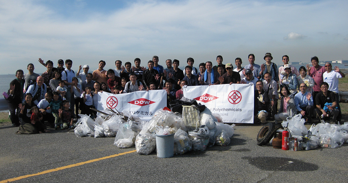 Taking Part in Beach Clean-up Operations in Makuhari, Chiba! 
